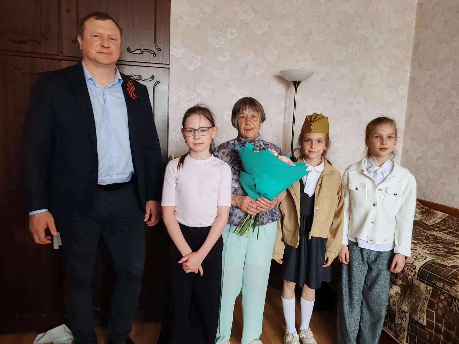 Ученики НЧШ поздравили ветеранов