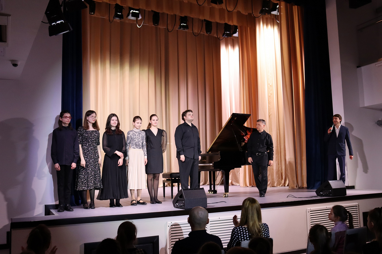 Более 100 зрителей посетили концерт классической музыки в НЧШ