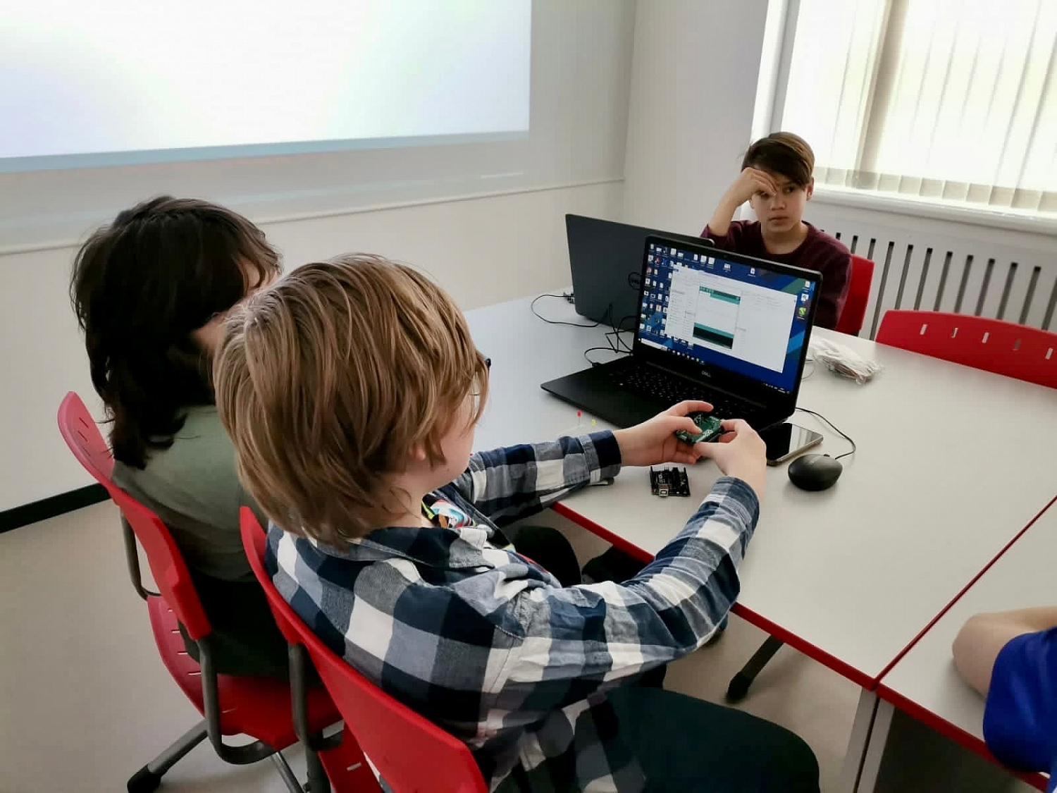 Учащиеся школы продолжают знакомство с технологиями виртуальной реальности