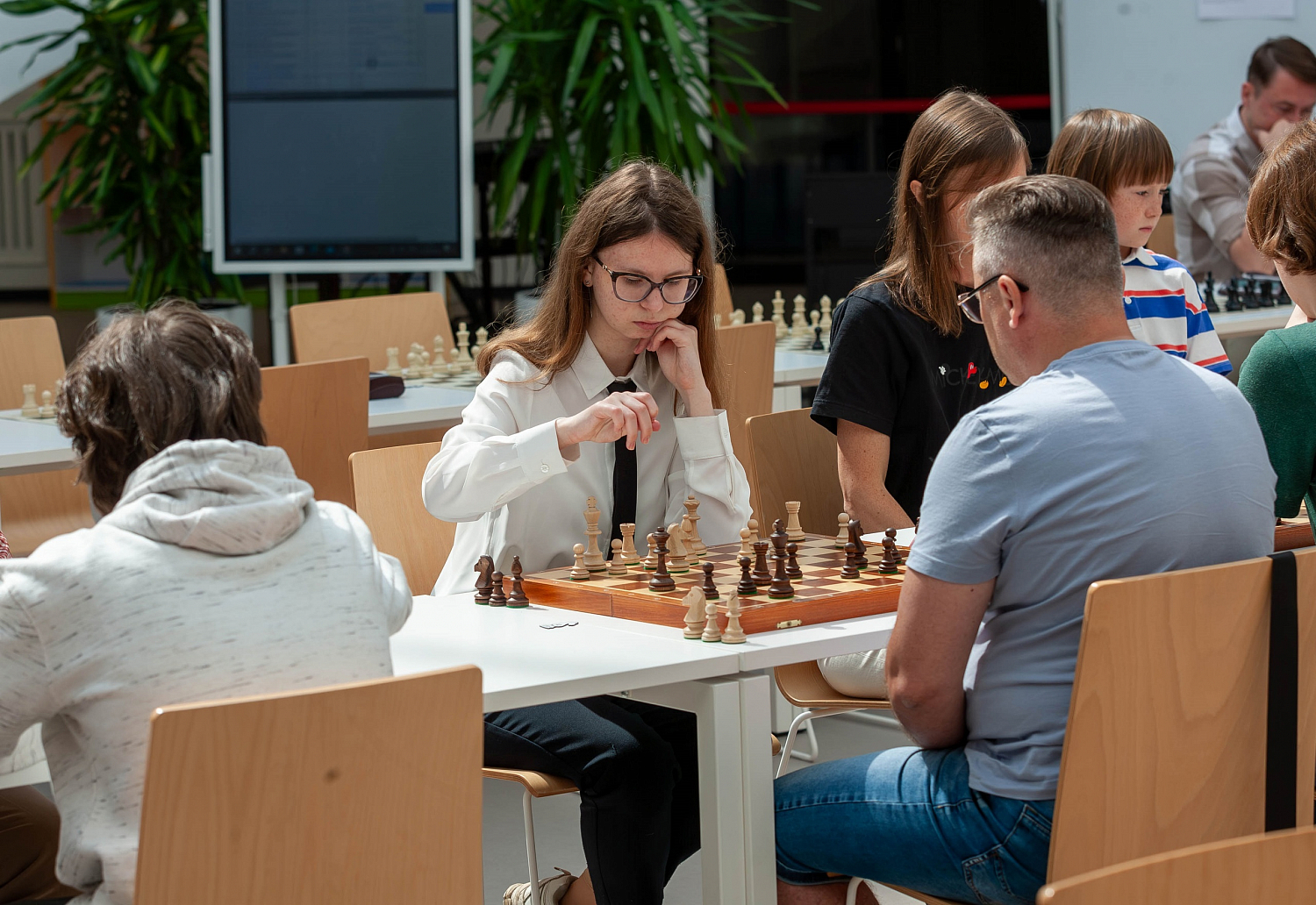 Семейный турнир по шахматам вновь объединил учеников и родителей