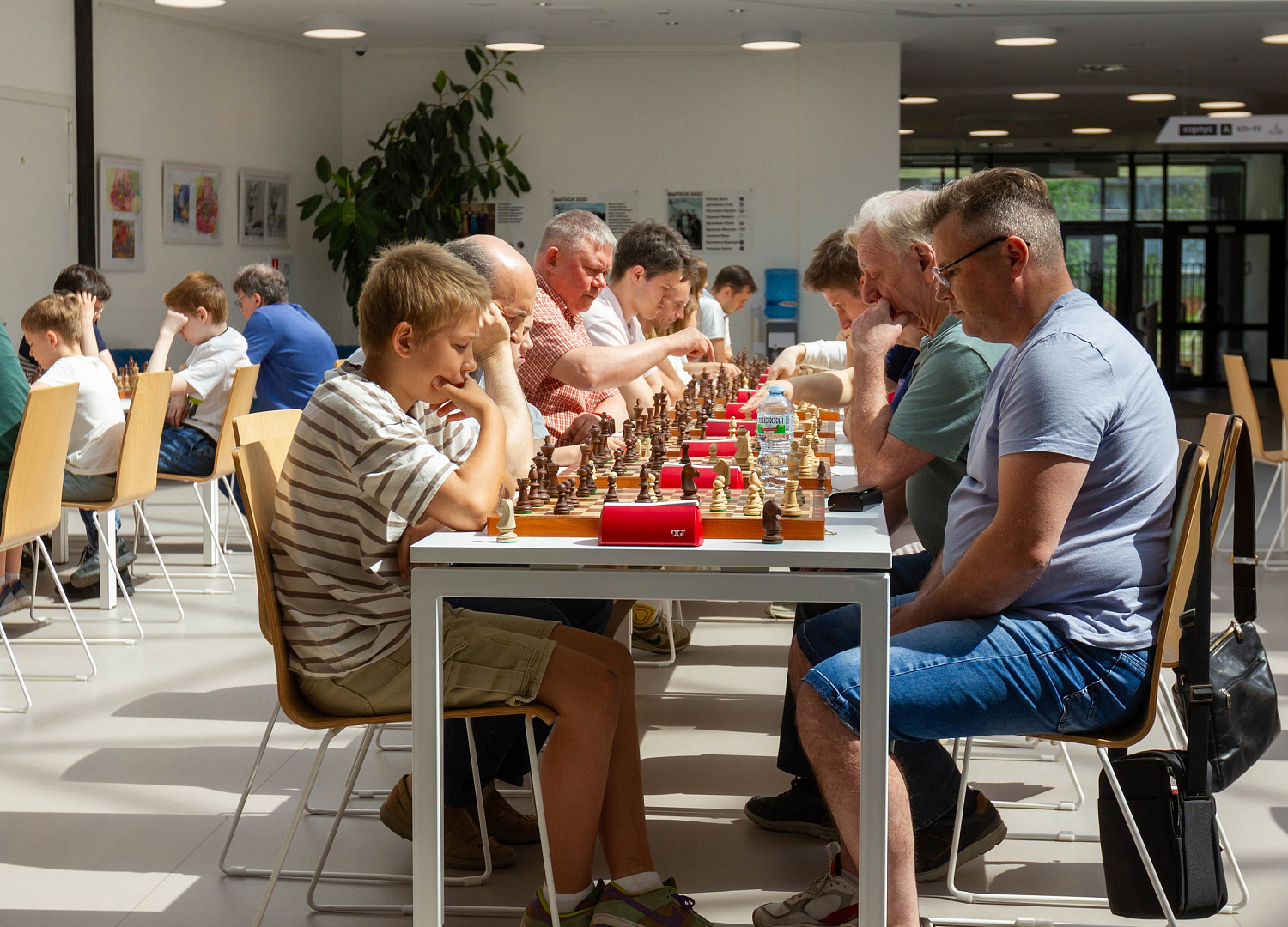 Семейный турнир по шахматам вновь объединил учеников и родителей